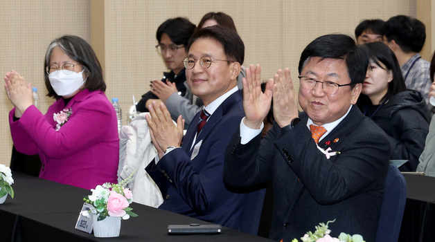 교육부 장관, 전국 중등교장단 만나 "교권 보호·신뢰 회복" 당부