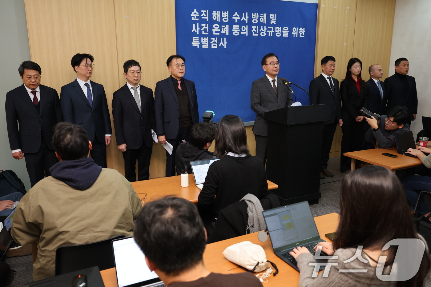 (서울=뉴스1) 안은나 기자 = 해병대원 순직사건 관련 의혹을 수사해 온 순직해병특검팀 이명현 특별검사가 28일 서울 서초구 해병특검 사무실에서 150일의 수사 일정을 마무리하며 …