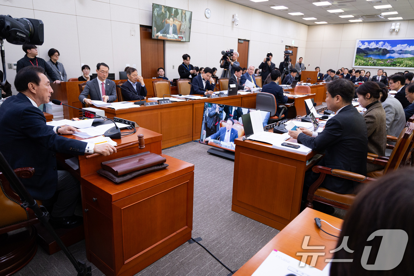 (서울=뉴스1) 유승관 기자 = 김석기 국회 외교통일위원장이 28일 서울 여의도 국회에서 열린 제429회 국회(정기회) 외교통일위원회 제7차 전체회의에서 의사봉을 두드리고 있다. …