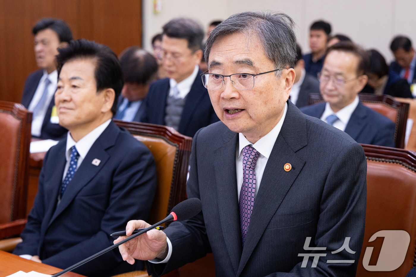 (서울=뉴스1) 유승관 기자 = 조현 외교부 장관이 28일 서울 여의도 국회에서 열린 제429회 국회(정기회) 외교통일위원회 제7차 전체회의에서 의원 질의에 답하고 있다. 2025 …