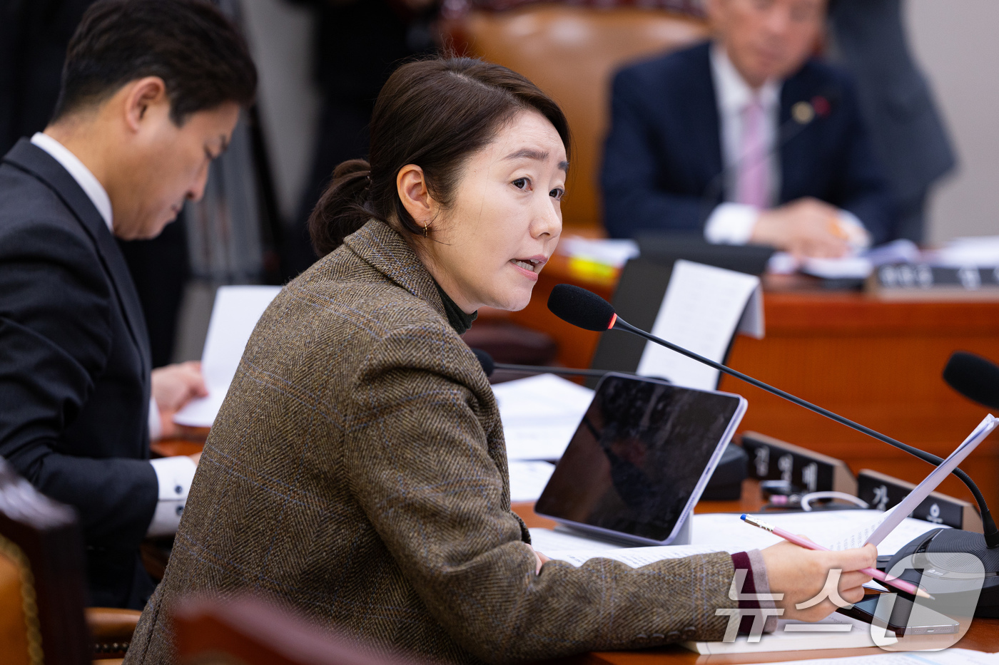 (서울=뉴스1) 유승관 기자 = 강선우 더불어민주당 의원이 28일 서울 여의도 국회에서 열린 제429회 국회(정기회) 외교통일위원회 제7차 전체회의에서 조현 외교부 장관에게 현안질 …