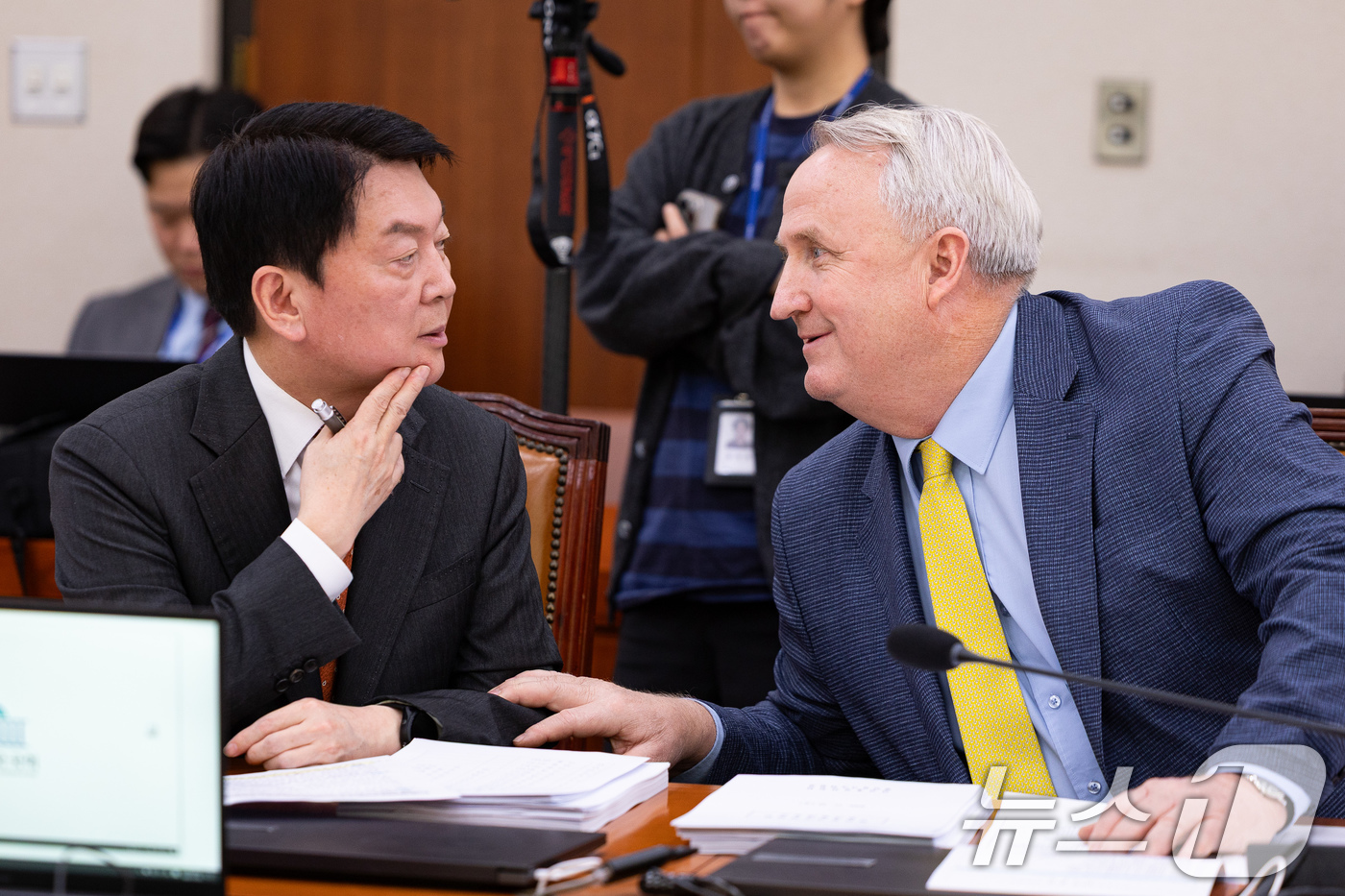 (서울=뉴스1) 유승관 기자 = 국민의힘 안철수, 인요한 의원이 28일 서울 여의도 국회에서 열린 제429회 국회(정기회) 외교통일위원회 제7차 전체회의에서 대화하고 있다. 202 …