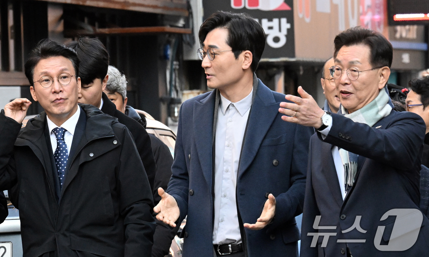 (대전=뉴스1) 김기태 기자 = 김민석 국무총리가 28일 대전시 중구 대흥동 일대 제과점을 방문한 가운데 장철민 의원(가운데), 김제선 중구청장(오른쪽)과 대화하고 있다. 2025 …