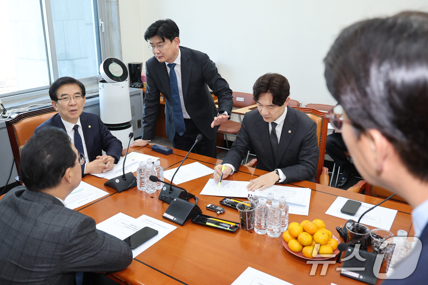 (서울=뉴스1) 신웅수 기자 = 정일영 소위원장이 28일 서울 여의도 국회에서 열린 기획재정위원회 예산결산기금심사소위원회의에서 안건을 논의하고 있다. 2025.11.28/뉴스1