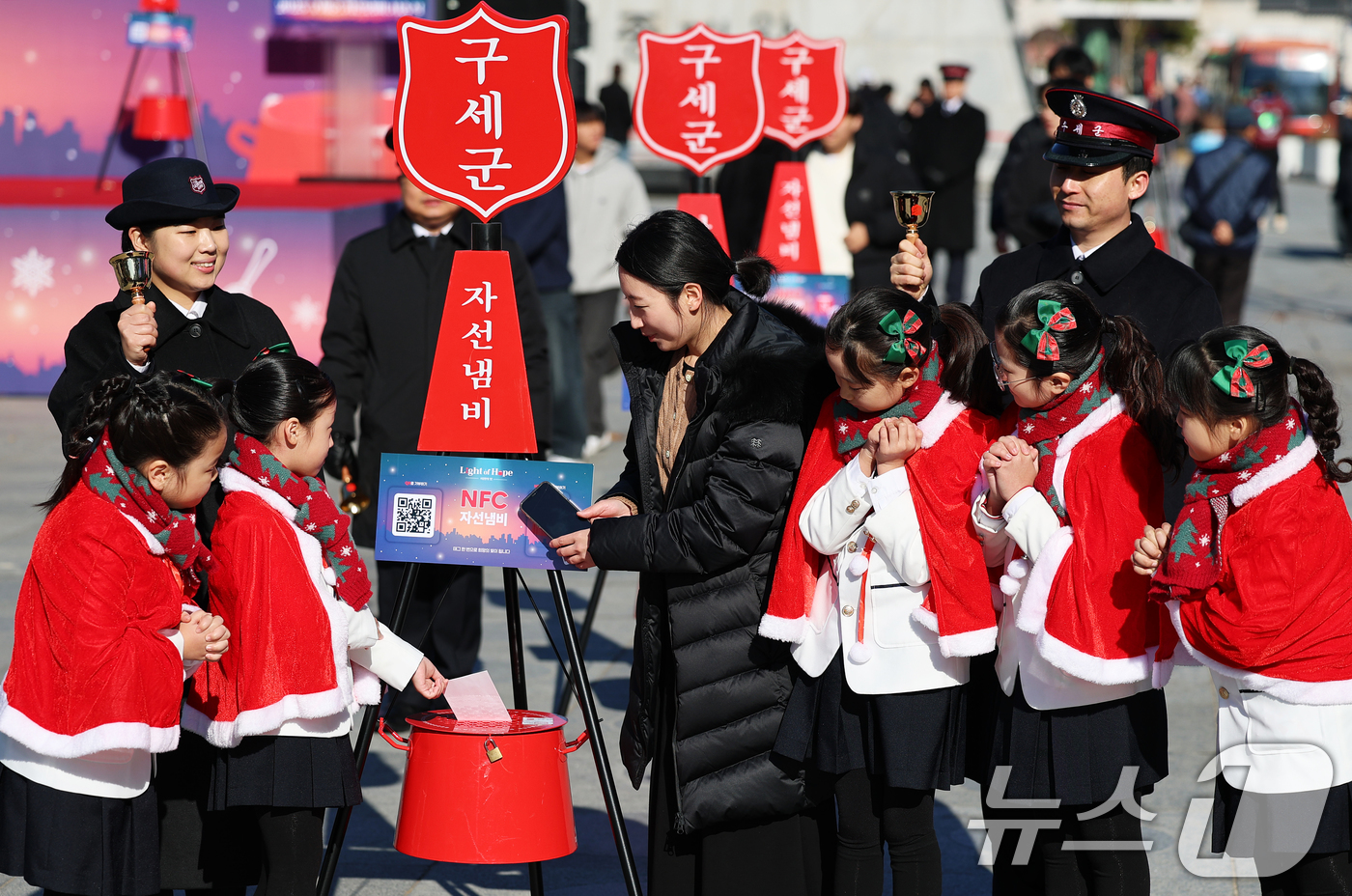 (서울=뉴스1) 오대일 기자 = 2025 구세군 연말 모금 캠페인이 시작된 28일 오전 서울 광화문광장에서 열린 2025 구세군 자선냄비 시종식에서 서울주니어합창단 어린이들과 학부 …