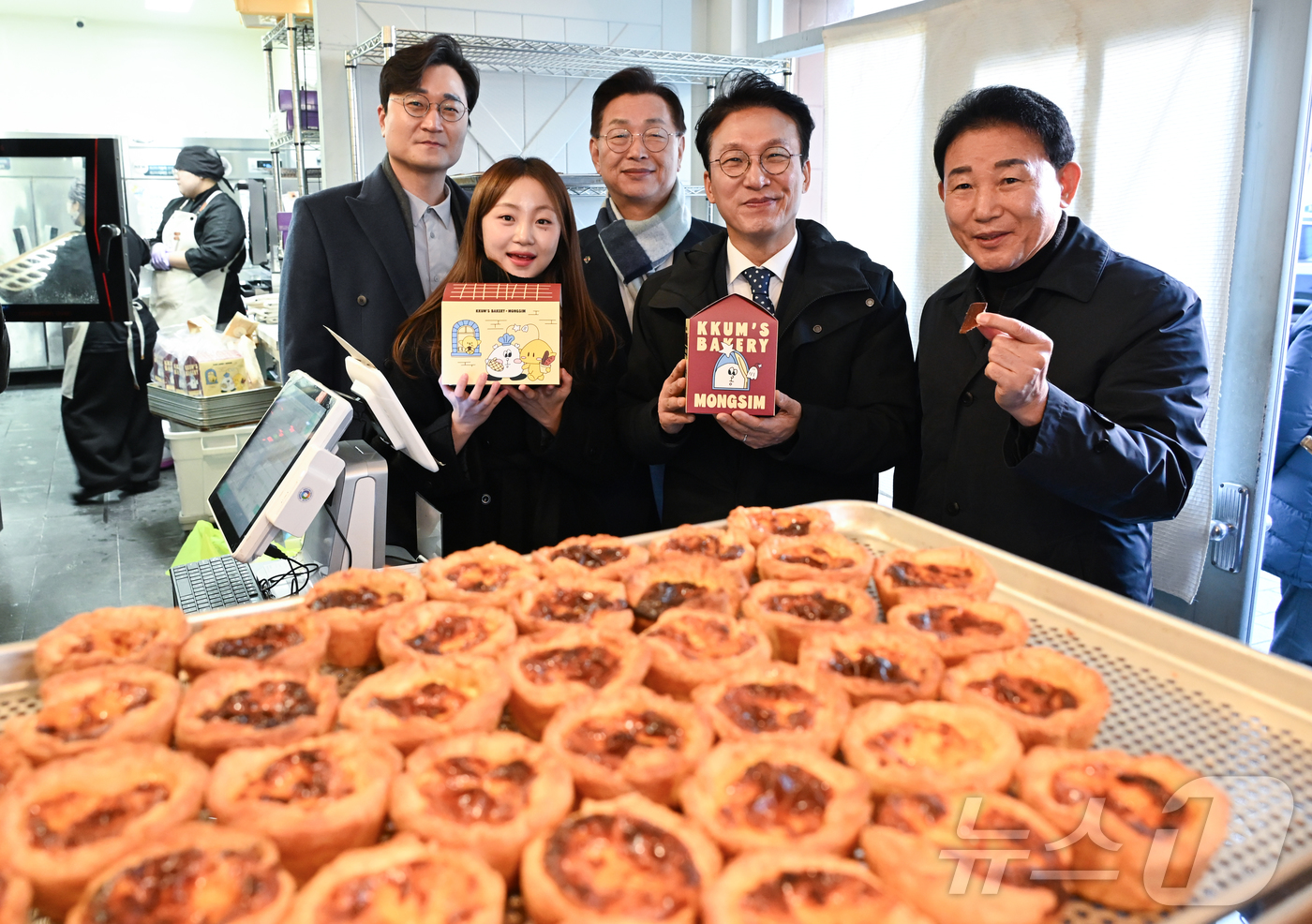 (대전=뉴스1) 김기태 기자 = 김민석 국무총리가 28일 대전시 중구 대흥동 제과점 몽심을 방문해 빵을 구입한 뒤 상인과 포즈를 취하고 있다. 2025.11.28/뉴스1