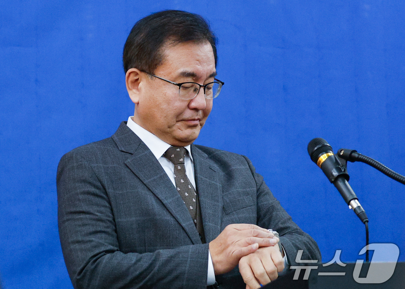 (서울=뉴스1) 안은나 기자 = 해병대원 순직사건 관련 의혹을 수사해 온 순직해병특검팀 이명현 특별검사가 28일 서울 서초구 해병특검 사무실에서 150일의 수사 일정을 마무리하며 …