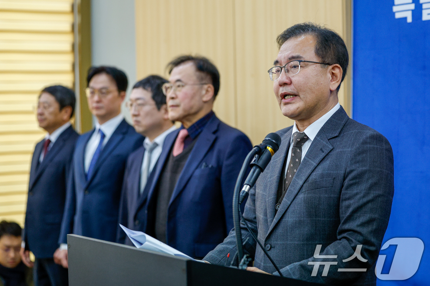 (서울=뉴스1) 안은나 기자 = 해병대원 순직사건 관련 의혹을 수사해 온 순직해병특검팀 이명현 특별검사가 28일 서울 서초구 해병특검 사무실에서 150일의 수사 일정을 마무리하며 …