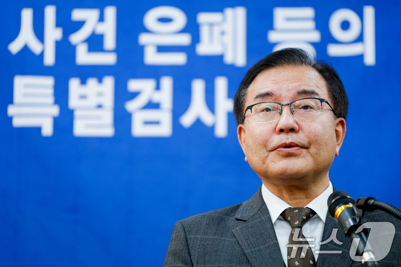 (서울=뉴스1) 안은나 기자 = 해병대원 순직사건 관련 의혹을 수사해 온 순직해병특검팀 이명현 특별검사가 28일 서울 서초구 해병특검 사무실에서 150일의 수사 일정을 마무리하며 …