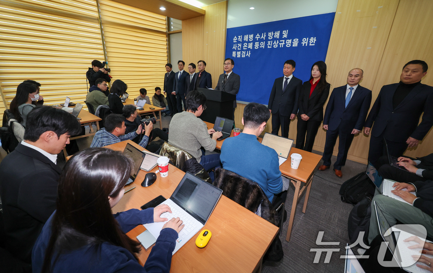 (서울=뉴스1) 안은나 기자 = 해병대원 순직사건 관련 의혹을 수사해 온 순직해병특검팀 이명현 특별검사가 28일 서울 서초구 해병특검 사무실에서 150일의 수사 일정을 마무리하며 …