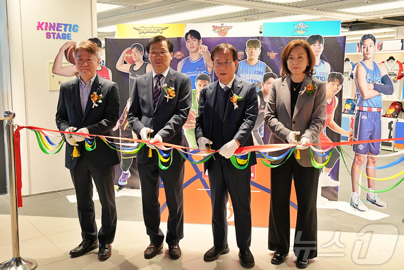 (서울=뉴스1) = 롯데마트 토이저러스는 28일 롯데백화점 잠실점 2층에 위치한 키네틱그라운드에서 마블(MARVEL) 테마 KBL 팝업스토어 오픈 세레모니를 진행했다고 밝혔다. 왼 …