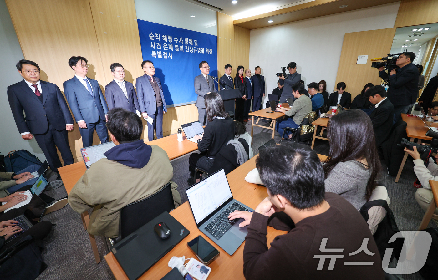 (서울=뉴스1) 안은나 기자 = 해병대원 순직사건 관련 의혹을 수사해 온 순직해병특검팀 이명현 특별검사가 28일 서울 서초구 해병특검 사무실에서 150일의 수사 일정을 마무리하며 …