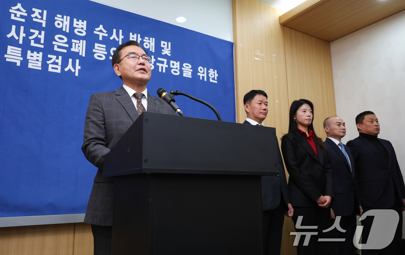 (서울=뉴스1) 안은나 기자 = 해병대원 순직사건 관련 의혹을 수사해 온 순직해병특검팀 이명현 특별검사가 28일 서울 서초구 해병특검 사무실에서 150일의 수사 일정을 마무리하며 …