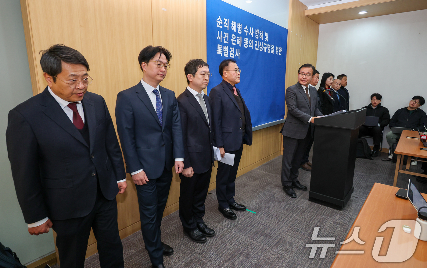 (서울=뉴스1) 안은나 기자 = 해병대원 순직사건 관련 의혹을 수사해 온 순직해병특검팀 이명현 특별검사가 28일 서울 서초구 해병특검 사무실에서 150일의 수사 일정을 마무리하며 …