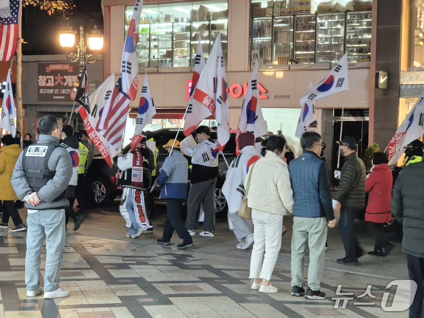 본문 이미지 - 지난 27일 울산 중구 젊음의 거리 일대에서 극우 단체 &#39;울산 윤어게인&#39;이 거리 행진을 하고 있다.2025.11.28/뉴스1ⓒ 뉴스1 박정현 기자