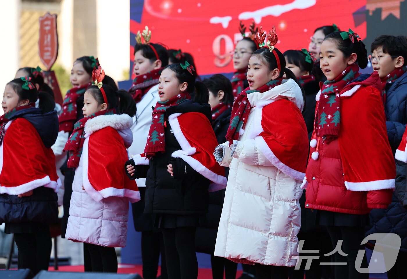 본문 이미지 - 2025 구세군 연말 모금 캠페인이 시작된 28일 오전 서울 광화문광장에서 열린 2025 구세군 자선냄비 시종식에서 서울주니어합창단 어린이들이 축하 공연을 하고 있다.  2025.11.28/뉴스1 ⓒ News1 오대일 기자