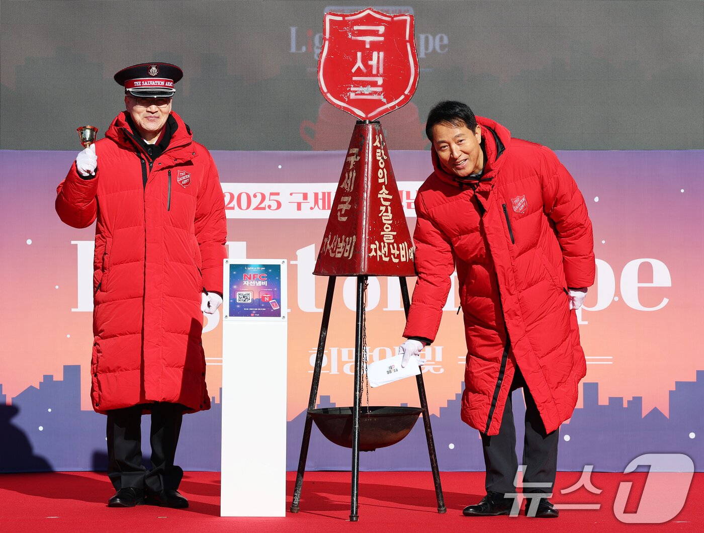 본문 이미지 - 오세훈 서울시장이 28일 오전 서울 광화문광장에서 열린 2025 구세군 자선냄비 시종식에서 성금을 기탁하고 있다.   2025.11.28/뉴스1 ⓒ News1 오대일 기자