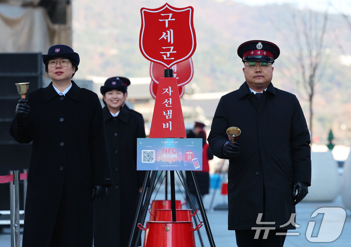 본문 이미지 - 2025 구세군 연말 모금 캠페인이 시작된 28일 오전 서울 광화문광장에서 열린 2025 구세군 자선냄비 시종식에서 구세군 관계자들이 타종하고 있다. 올해로 97번째를 맞는 구세군 연말 자선냄비 모금 캠페인은 'Light of Hope'(희망의 빛)을 주제로 전국 300여 곳에서 진행된다. 올해 자선냄비에는 NFC 기반 ‘원태그 스마트기부’가 새롭게 도입돼 현금 없이도 손쉽게 참여할 수 있다. 2025.11.28/뉴스1 ⓒ News1 오대일 기자
