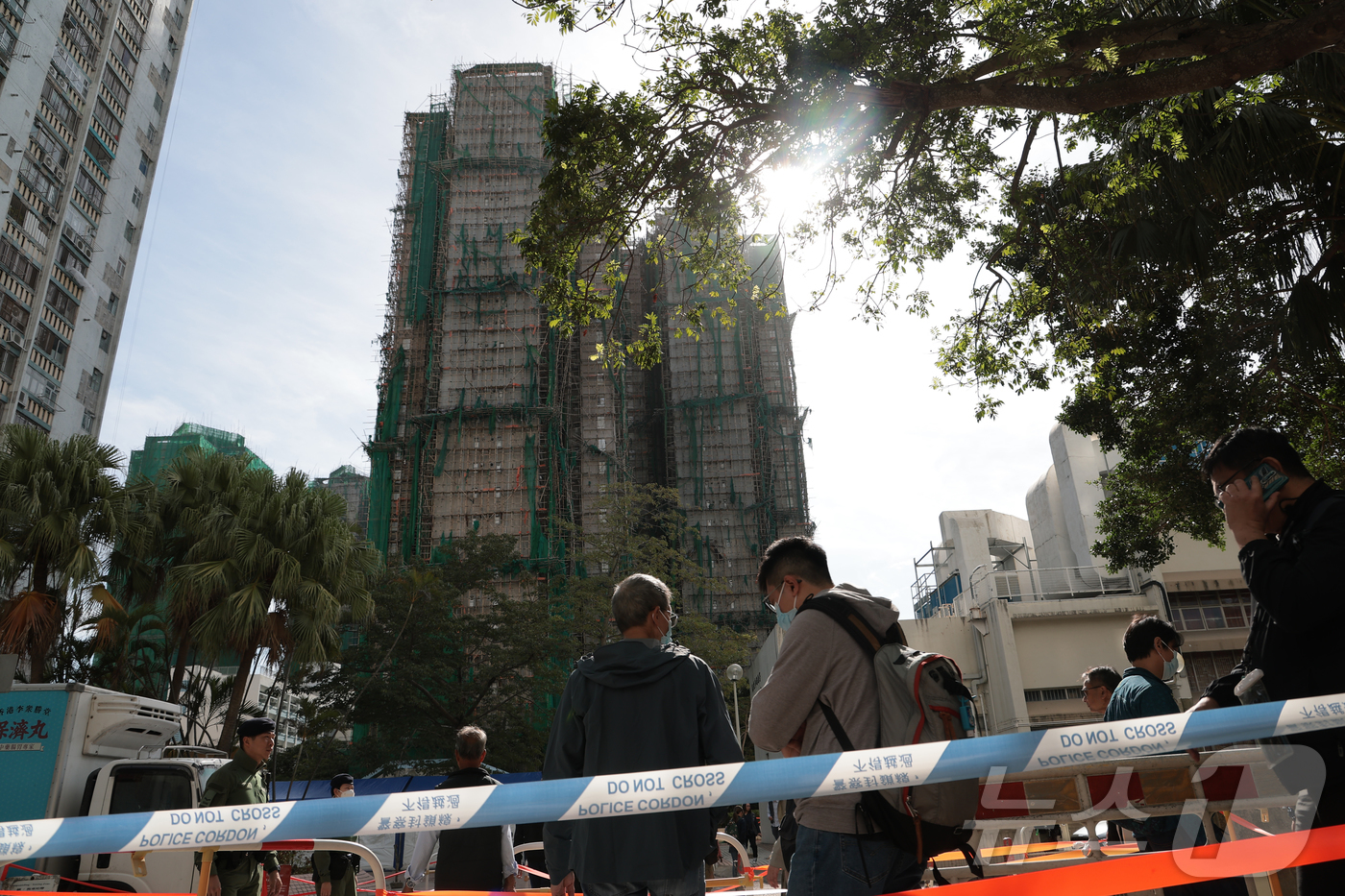 (홍콩=뉴스1) 권현진 기자 = 28일(현지시간) 홍콩 북부 타이포의 ‘왕 푹 코트’(Wang Fuk Court) 아파트 단지에서 대형 화재로 사망자가 늘어나는 가운데, 남겨진 가 …