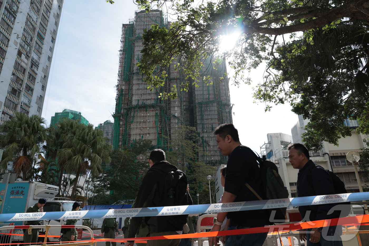 (홍콩=뉴스1) 권현진 기자 = 28일(현지시간) 홍콩 북부 타이포의 ‘왕 푹 코트’(Wang Fuk Court) 아파트 단지에서 대형 화재로 사망자가 늘어나는 가운데, 남겨진 가 …