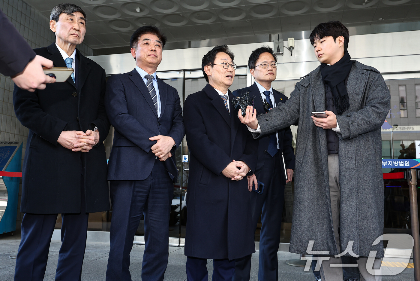 (서울=뉴스1) 김도우 기자 = 박범계·박주민 의원을 비롯한 더불어민주당 의원들이 28일 서울 양천구 남부지방법원에서 열린 국회 패스트트랙(신속처리안건) 충돌 사건 관련 결심 공판 …