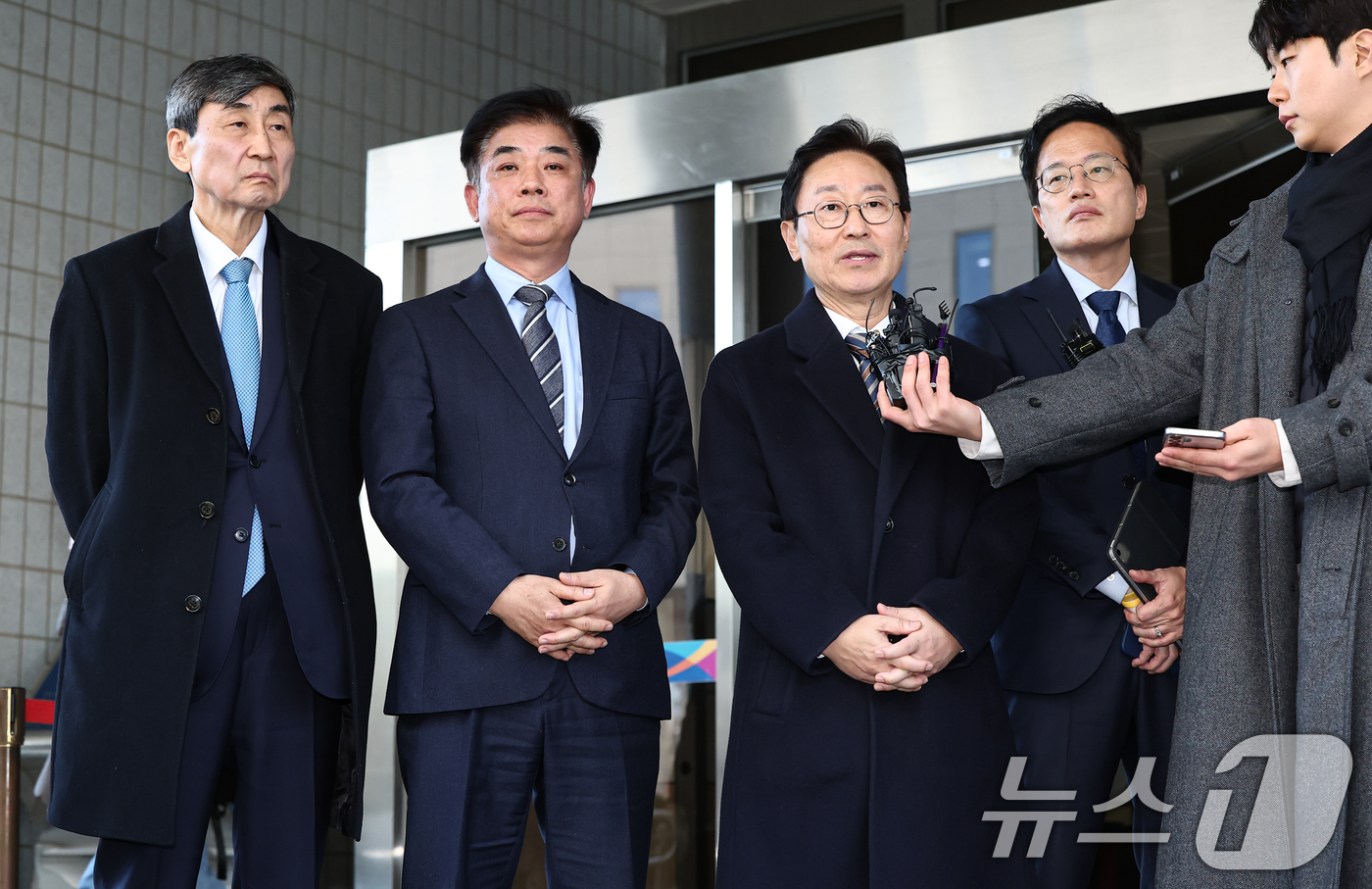 (서울=뉴스1) 김도우 기자 = 박범계·박주민 의원을 비롯한 더불어민주당 의원들이 28일 서울 양천구 남부지방법원에서 열린 국회 패스트트랙(신속처리안건) 충돌 사건 관련 결심 공판 …