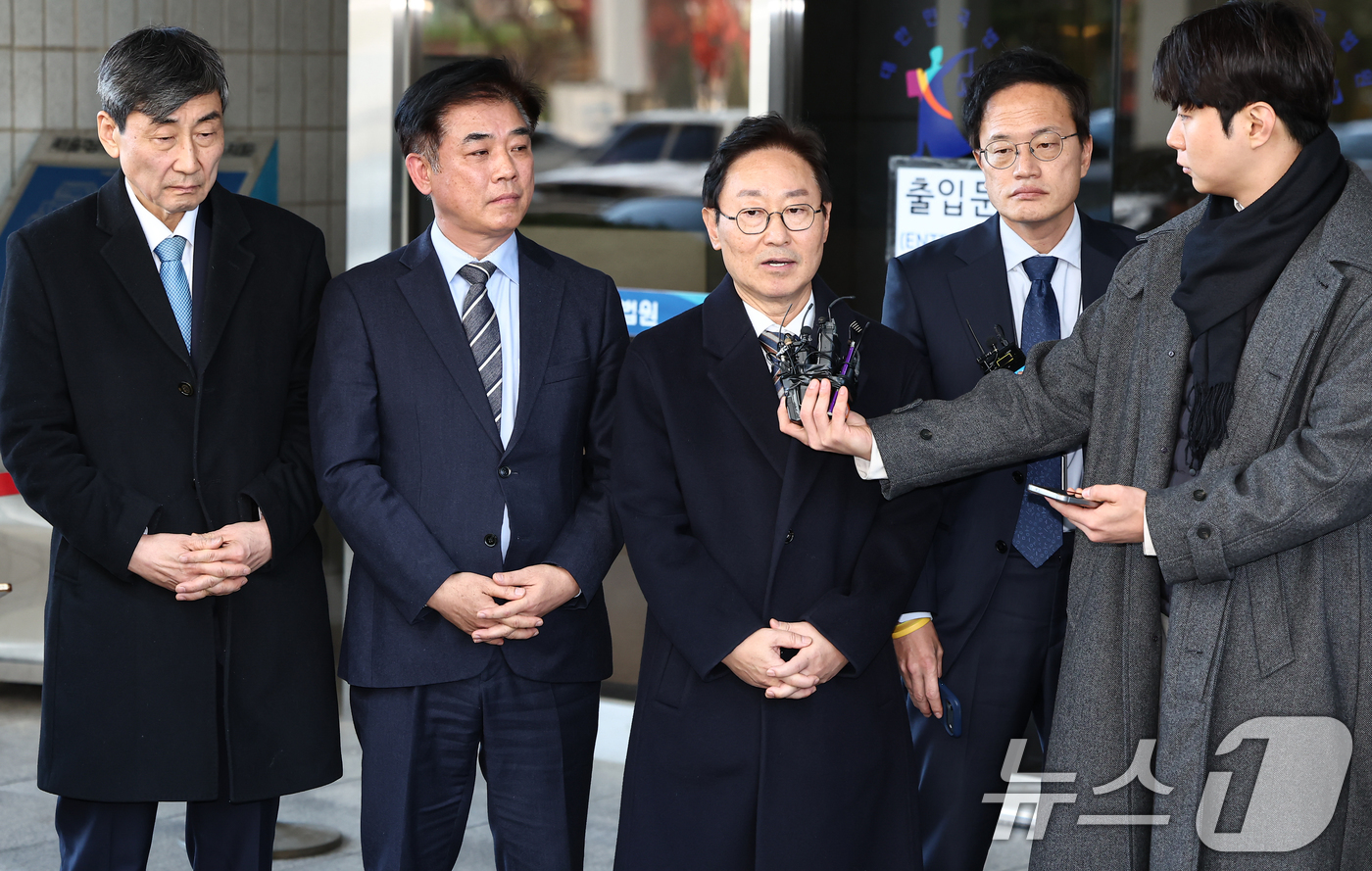 (서울=뉴스1) 김도우 기자 = 박범계·박주민 의원을 비롯한 더불어민주당 의원들이 28일 서울 양천구 남부지방법원에서 열린 국회 패스트트랙(신속처리안건) 충돌 사건 관련 결심 공판 …