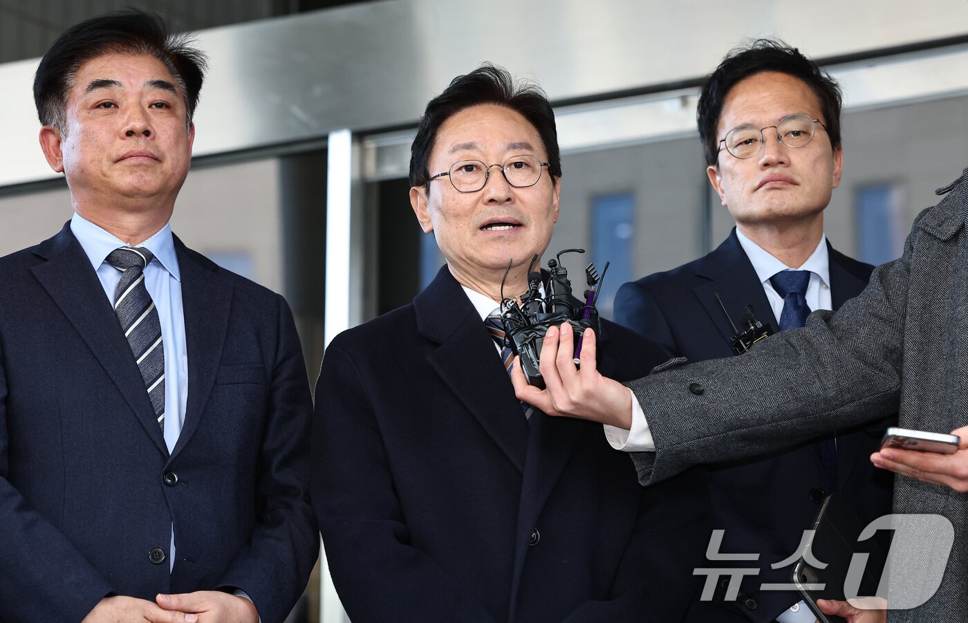 본문 이미지 - 박범계 더불어민주당 의원이 28일 서울 양천구 남부지방법원에서 열린 국회 패스트트랙&#40;신속처리안건&#41; 충돌 사건 관련 결심 공판을 마치고 취재진에 입장을 밝히고 있다. 2025.11.28/뉴스1 ⓒ News1 김도우 기자