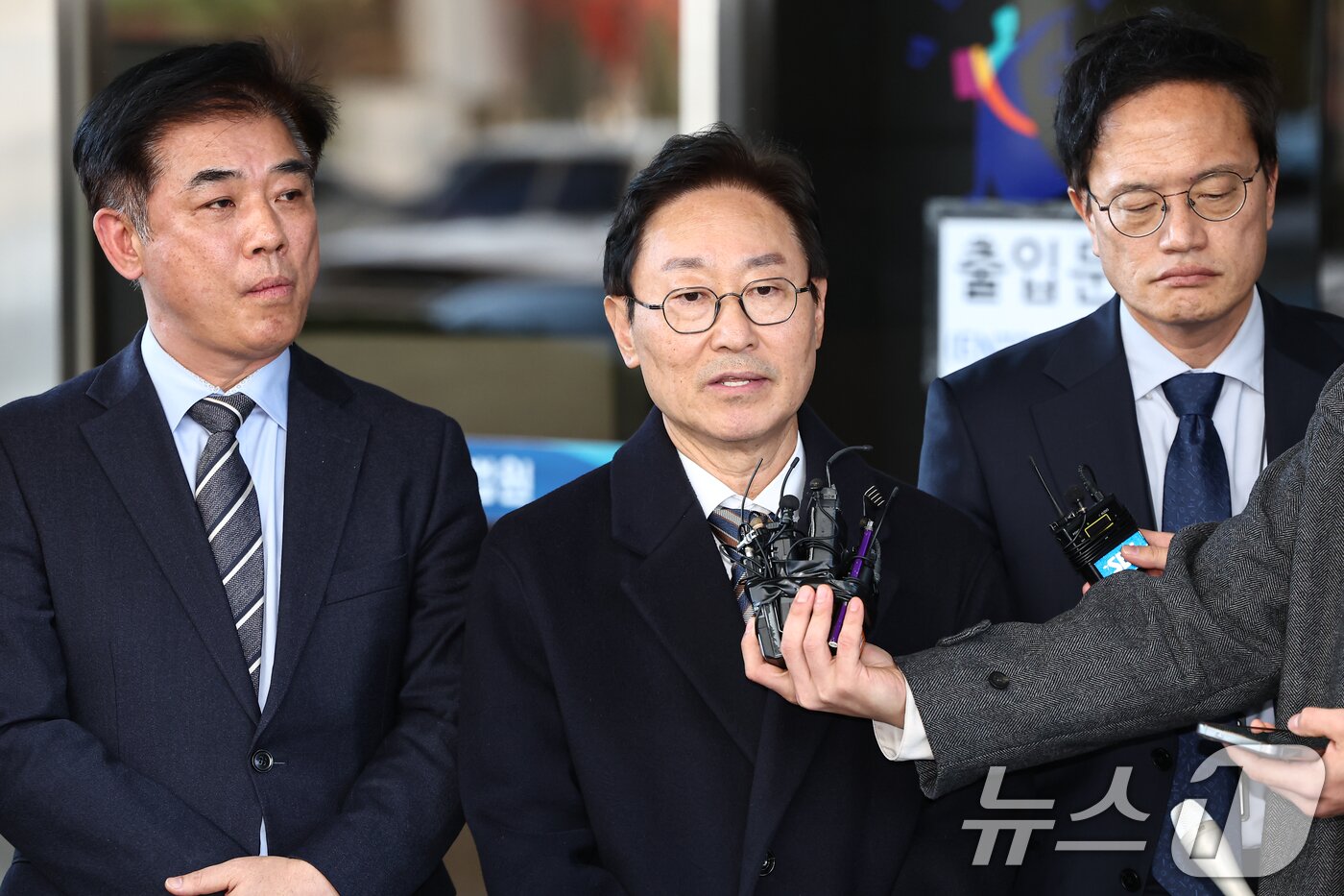 본문 이미지 - 박범계 더불어민주당 의원이 지난달 28일 서울 양천구 남부지방법원에서 열린 국회 패스트트랙&#40;신속처리안건&#41; 충돌 사건 관련 결심 공판을 마치고 취재진에 입장을 밝히고 있다. 2025.11.28/뉴스1 ⓒ News1 김도우 기자