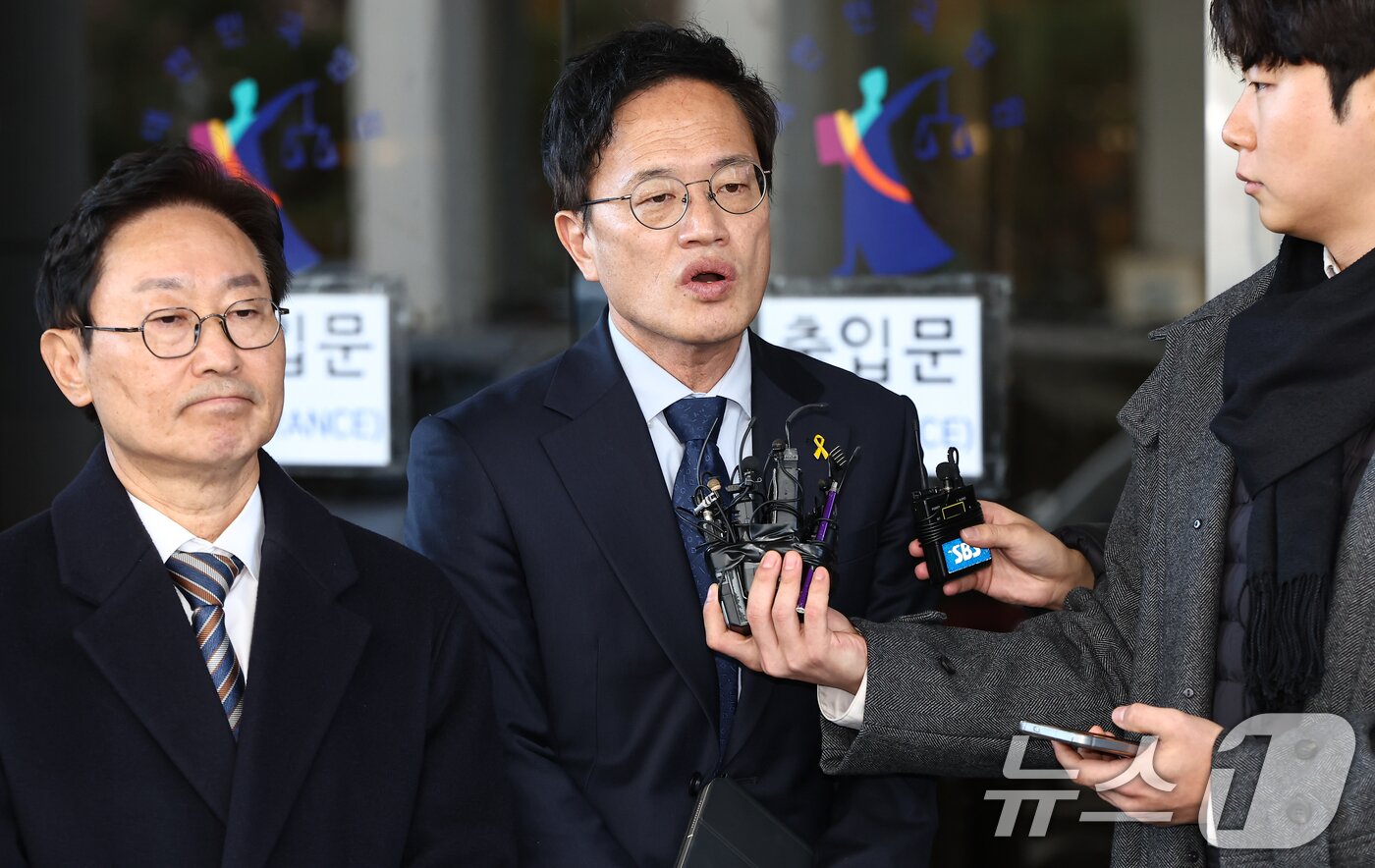 본문 이미지 - 박주민 더불어민주당 의원이 28일 서울 양천구 남부지방법원에서 열린 국회 패스트트랙&#40;신속처리안건&#41; 충돌 사건 관련 결심 공판을 마치고 취재진에 입장을 밝히고 있다. 2025.11.28/뉴스1 ⓒ News1 김도우 기자