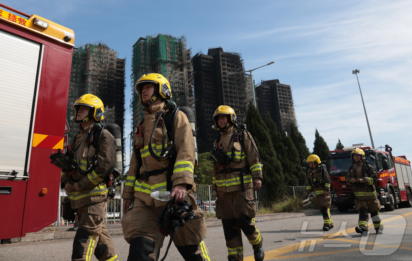 (홍콩=뉴스1) 권현진 기자 = 소방대원들이 28일(현지시간) 홍콩 북부 타이포의 '왕 푹 코트'(Wang Fuk Court) 아파트 단지에 대형 화재를 완진한 뒤 이동하고 있다. …