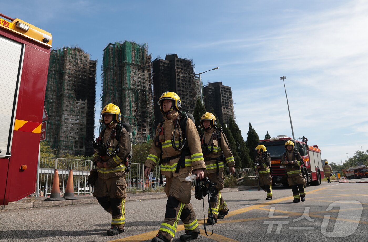 본문 이미지 - 소방대원들이 화재를 완진한 뒤 철수하고 있다. 2025.11.28/뉴스1 ⓒ News1 권현진 기자
