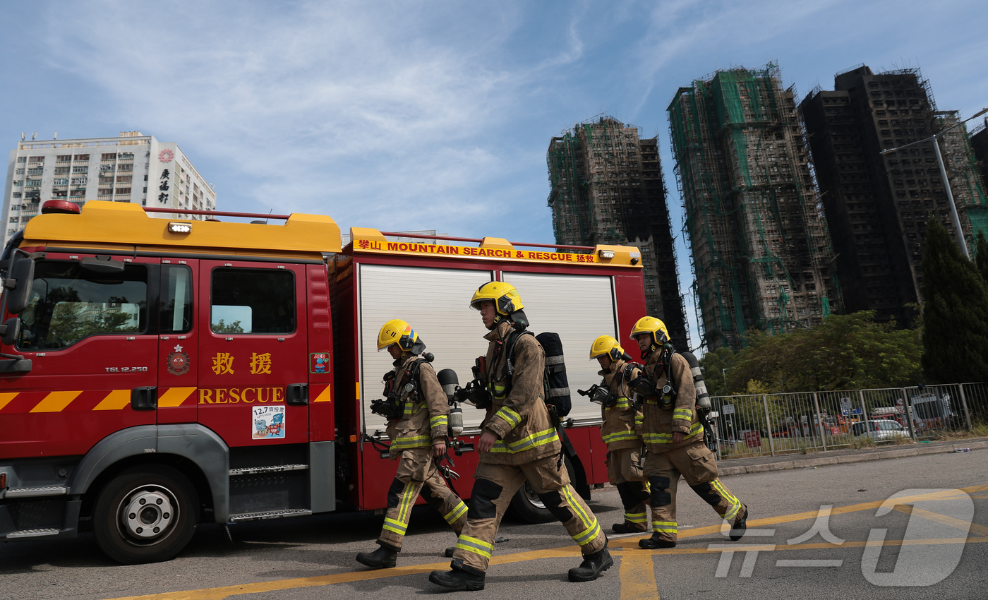 (홍콩=뉴스1) 권현진 기자 = 소방대원들이 28일(현지시간) 홍콩 북부 타이포의 '왕 푹 코트'(Wang Fuk Court) 아파트 단지에서 발생한 대형 화재를 완진한 뒤 이동하 …