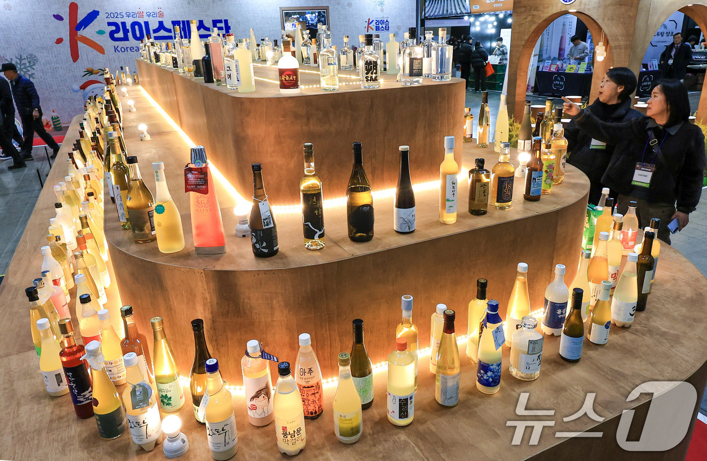 (고양=뉴스1) 이호윤 기자 = 28일 경기 고양시 킨텍스에서 열린 2025 우리쌀‧우리술 K-라이스페스타를 찾은 관람객들이 쌀로 만든 술들을 살펴보고 있다. 2025.11.28/ …