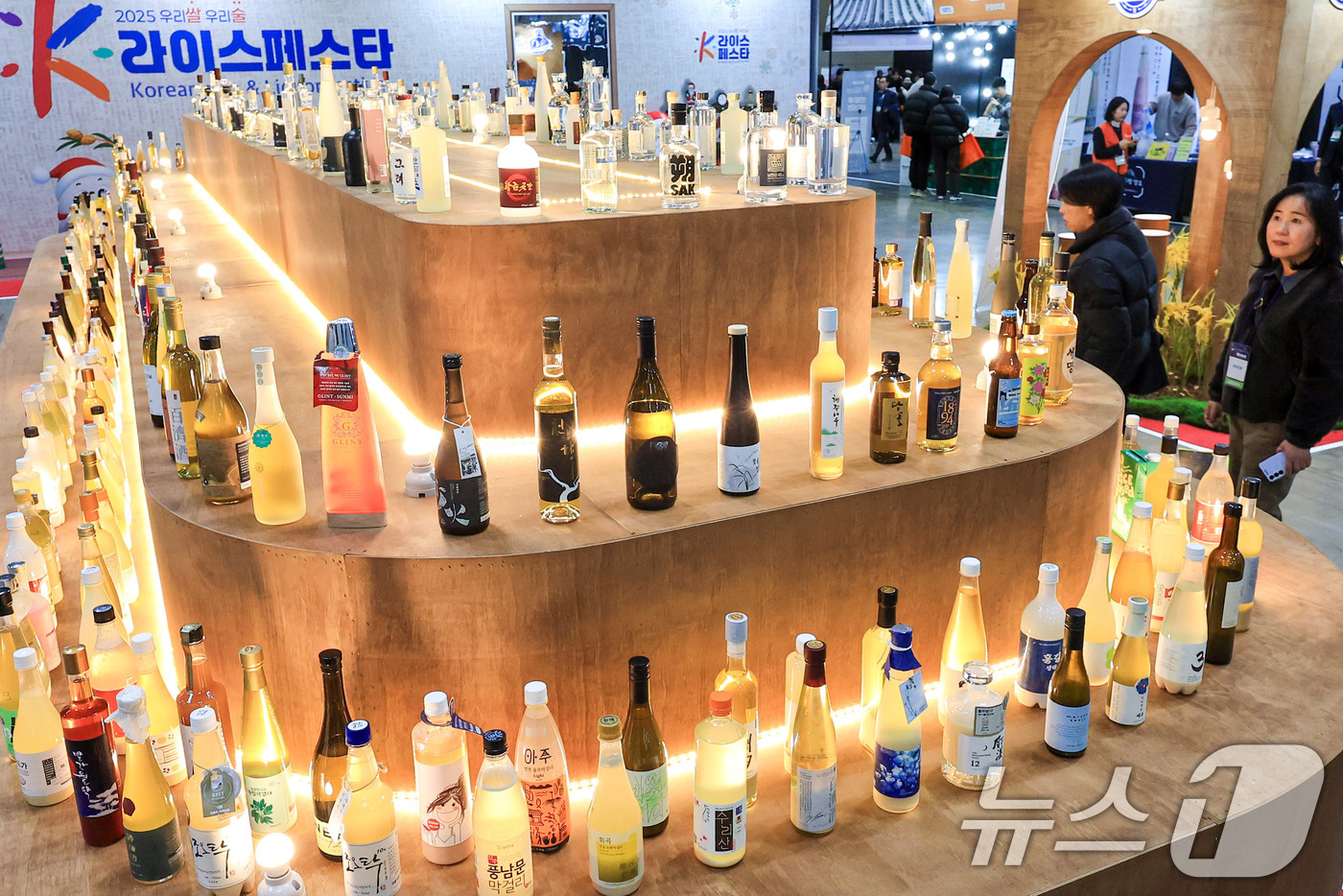 (고양=뉴스1) 이호윤 기자 = 28일 경기 고양시 킨텍스에서 열린 2025 우리쌀‧우리술 K-라이스페스타를 찾은 관람객들이 쌀로만든 술들을 살펴보고 있다. 2025.11.28/뉴 …