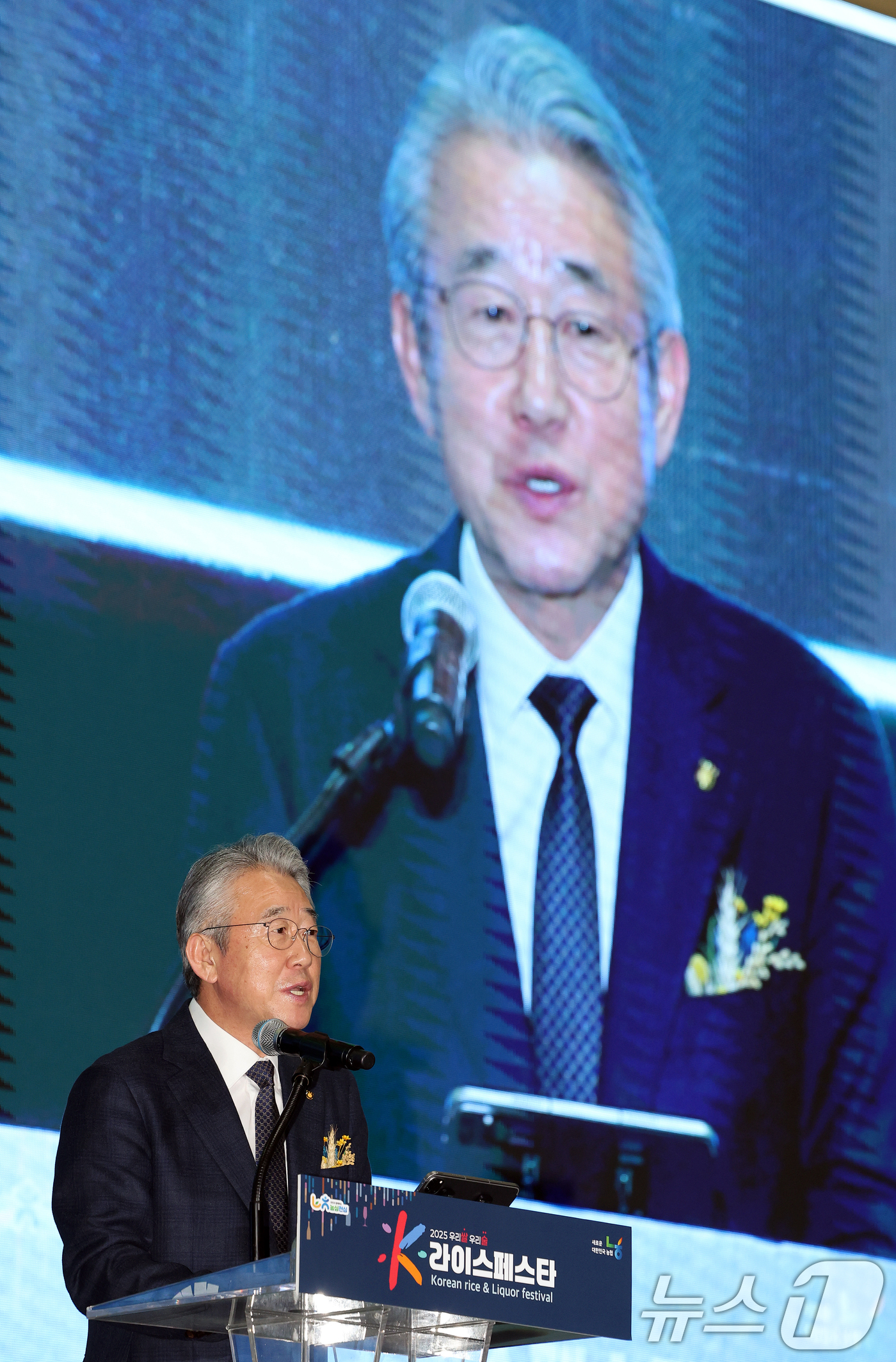 (고양=뉴스1) 이호윤 기자 = 강호동 농협중앙회 회장이 28일 경기 고양시 킨텍스에서 열린 2025 우리쌀‧우리술 K-라이스페스타 개막식에서 기념사를 하고 있다. 2025.11. …