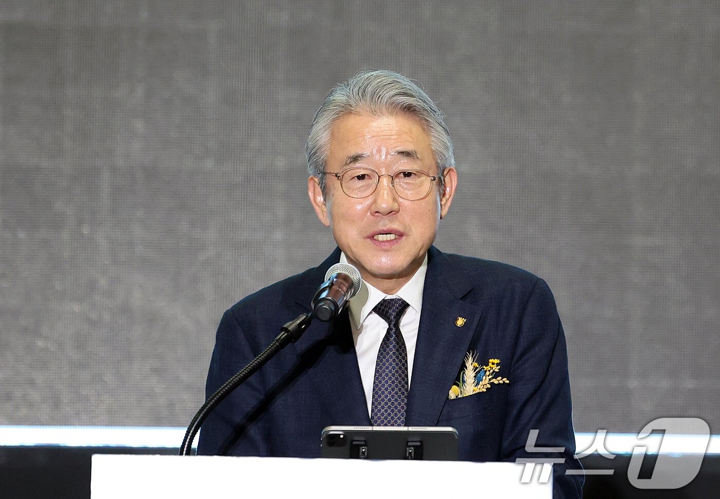 본문 이미지 - 강호동 농협중앙회 회장이 28일 경기 고양시 킨텍스에서 열린 2025 우리쌀‧우리술 K-라이스페스타 개막식에서 기념사를 하고 있다. 2025.11.28/뉴스1 ⓒ News1 이호윤 기자