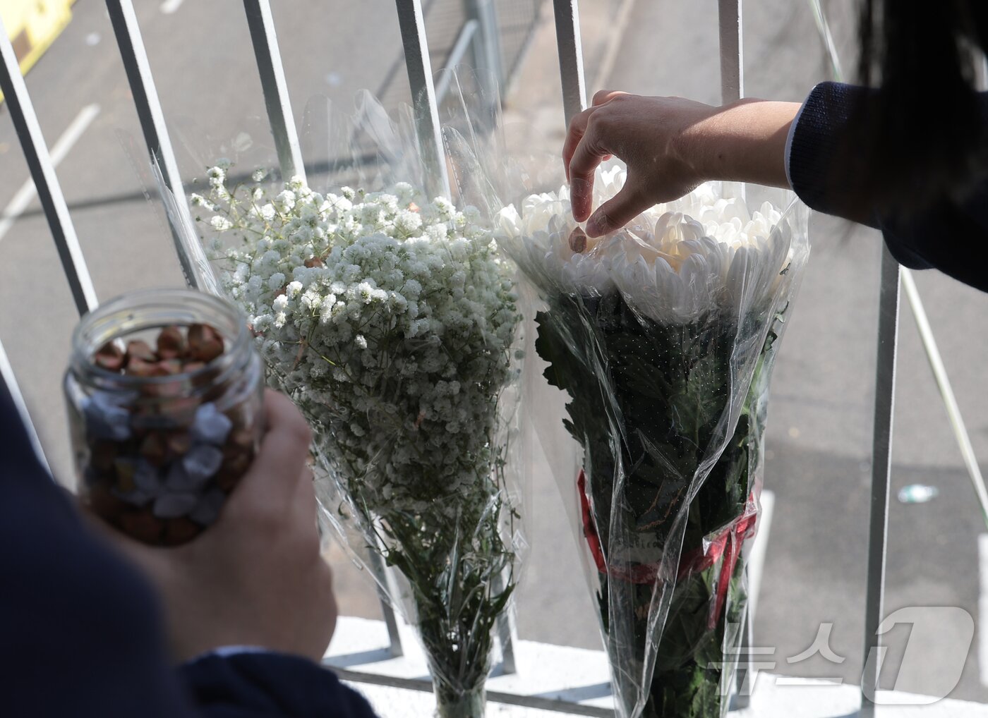 본문 이미지 - 화재 현장 인근 학교 학생들이 꽃에 종이로 접은 별을 놓으며 희생자를 애도하고 있다. 2025.11.28/뉴스1 ⓒ News1 권현진 기자