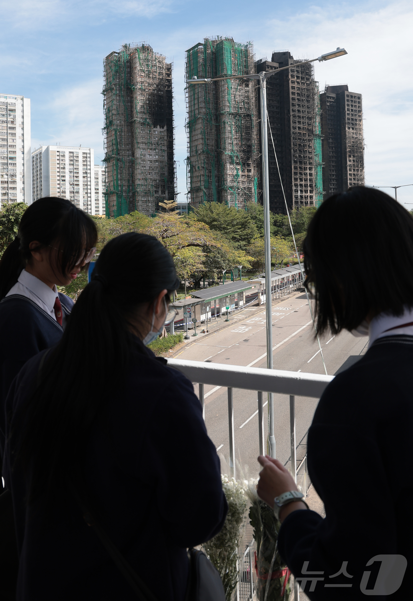 (홍콩=뉴스1) 권현진 기자 = 28일(현지시간) 홍콩 북부 타이포의 ‘왕 푹 코트’(Wang Fuk Court) 아파트 단지에서 대형 화재로 사망자가 늘어나는 가운데, 인근 학교 …