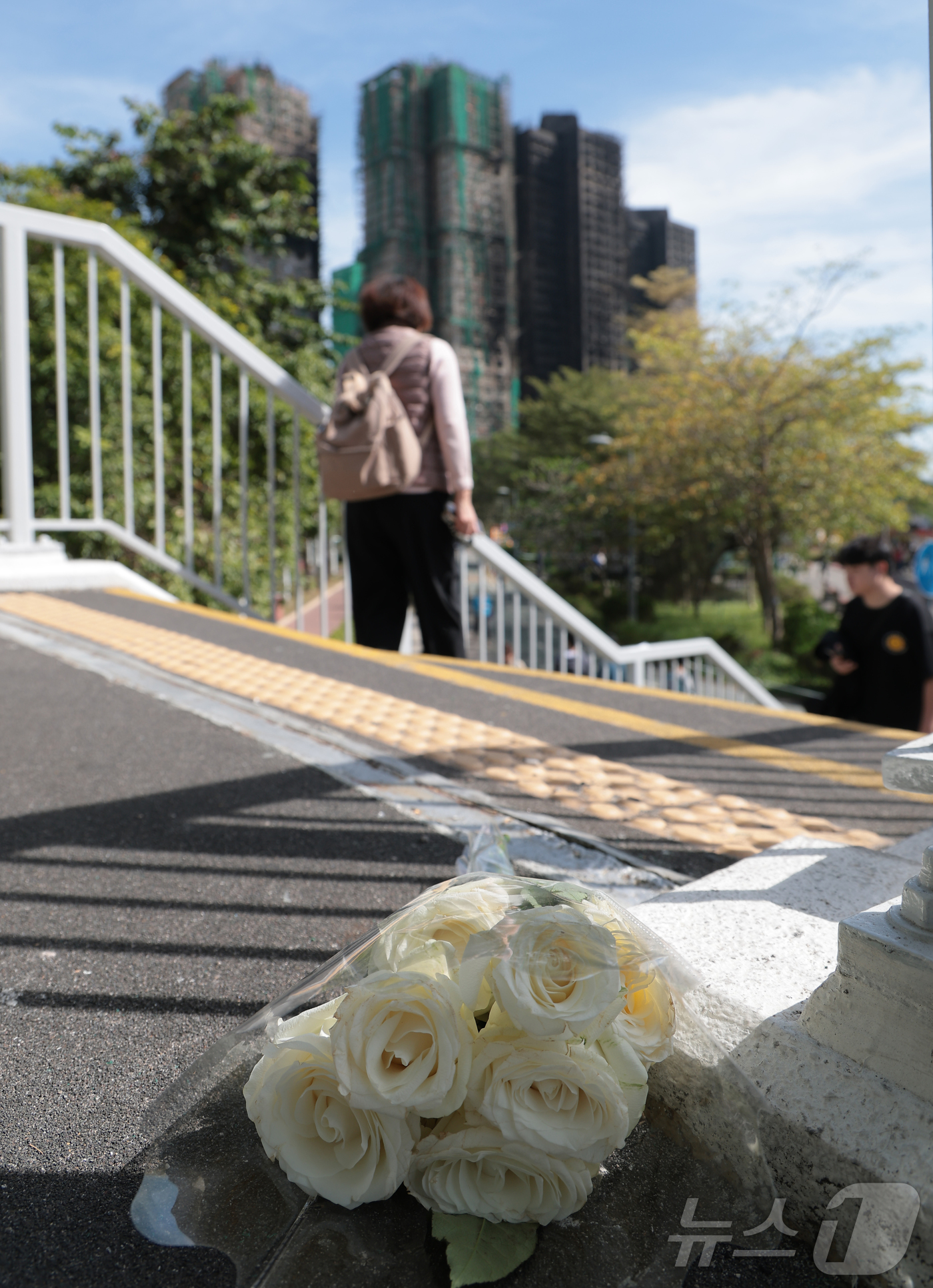 (홍콩=뉴스1) 권현진 기자 = 28일(현지시간) 홍콩 북부 타이포의 ‘왕 푹 코트’(Wang Fuk Court) 아파트 단지에서 대형 화재로 사망자가 늘어나는 가운데, 희생자를 …