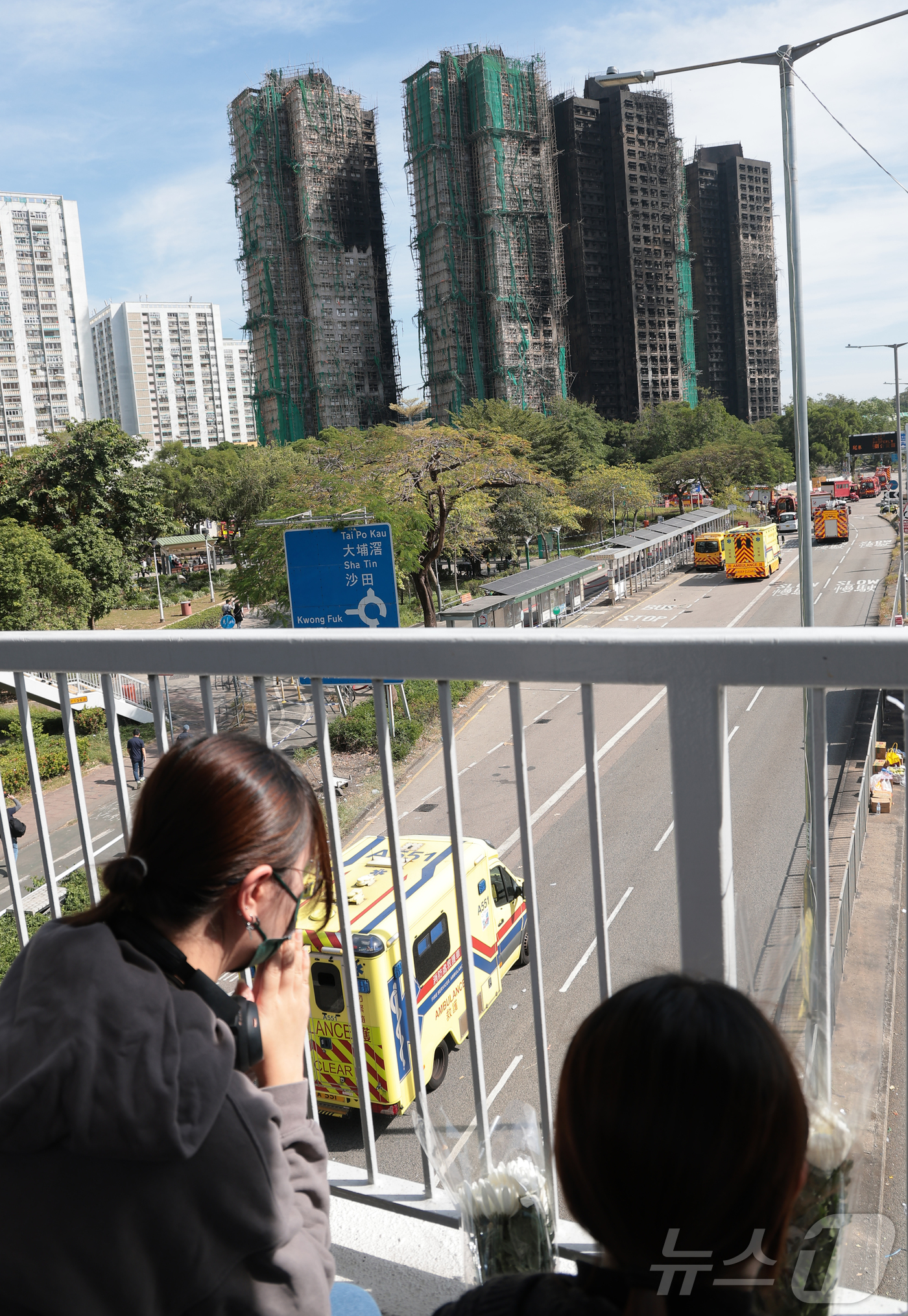 (홍콩=뉴스1) 권현진 기자 = 28일(현지시간) 홍콩 북부 타이포의 ‘왕 푹 코트’(Wang Fuk Court) 아파트 단지에서 대형 화재로 사망자가 늘어나는 가운데, 시민들이 …