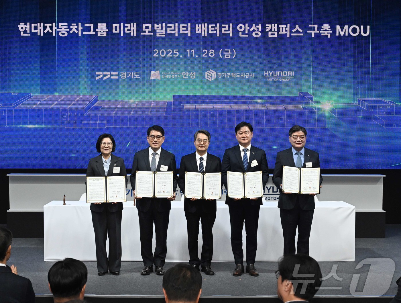 (서울=뉴스1) = 28일 경기 안성시 제5일반산업단지 내에서 열린 ‘미래 모빌리티 배터리 안성 캠퍼스 상량식’ 행사에서 주요 관계자들이 배터리 캠퍼스의 성공적 구축을 위한 업무협 …