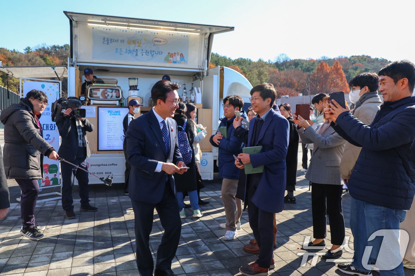 (서울=뉴스1) 임세영 기자 = 김민석 국무총리가 28일 대전 충남대학교에서 열린 제5차 K-토론나라 - 미래대화 1·2·3 #청년금융에서 참석자들과 대화를 하고 있다. (총리실 …