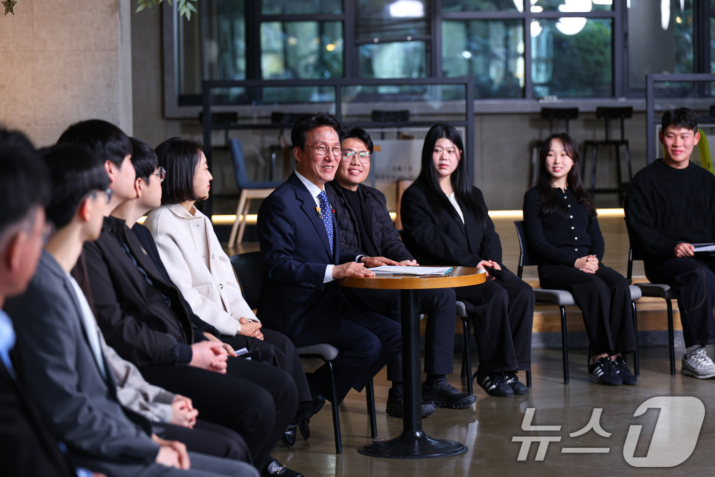 (서울=뉴스1) 임세영 기자 = 김민석 국무총리가 28일 대전 충남대학교에서 열린 제5차 K-토론나라 - 미래대화 1·2·3 #청년금융에서 발언을 하고 있다. (총리실 제공. 재판 …