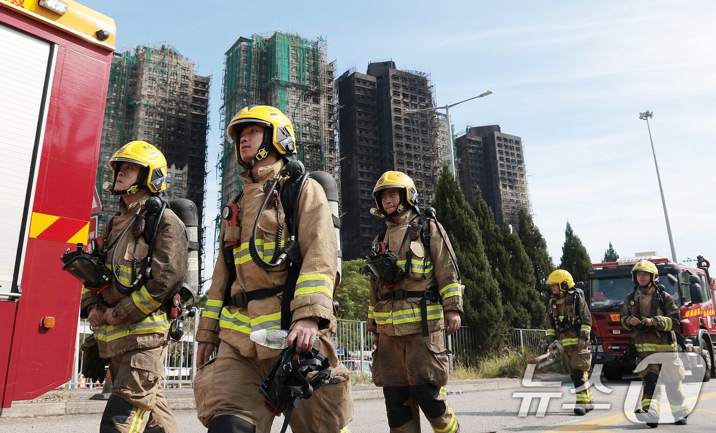 본문 이미지 - 소방대원들이 28일(현지시간) 홍콩 북부 타이포의 '왕 푹 코트'(Wang Fuk Court) 아파트 단지 대형 화재를 완진한 뒤 이동하고 있다. 2025.11.28/뉴스1 ⓒ News1 권현진 기자