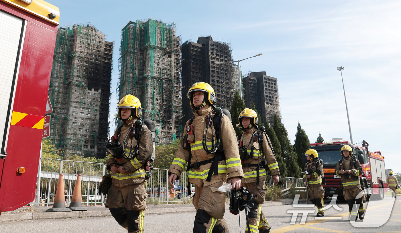 (홍콩=뉴스1) 권현진 기자 = 소방대원들이 28일(현지시간) 홍콩 북부 타이포의 '왕 푹 코트'(Wang Fuk Court) 아파트 단지 대형 화재를 완진한 뒤 이동하고 있다. …