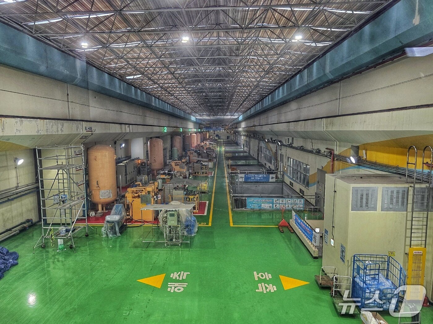 본문 이미지 - 한국수자원공사 시화조력발전 내부 모습. 바다와 호수 중간에 설치돼 있는 만큼 바닥에 &#39;해측&#39;과 &#39;호측&#39;이 크게 작성돼 있다. 이 사이 지하에 터빈 발전기가 설치돼 있다. ⓒ 뉴스1 황덕현 기자