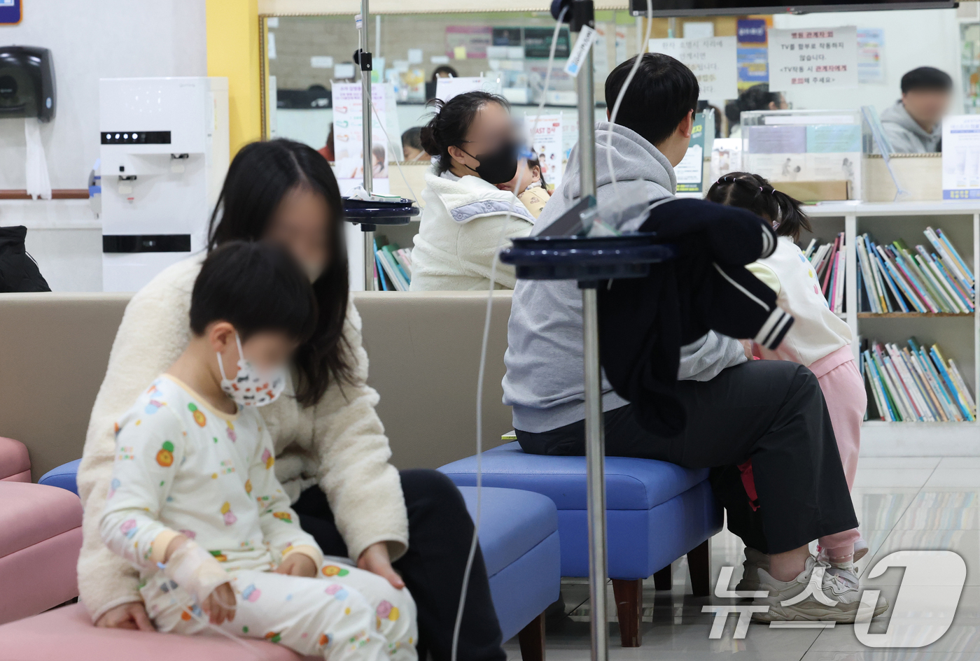 (오산=뉴스1) 김영운 기자 = 독감 환자가 5주 연속 증가하고 있는 가운데 28일 경기 오산시 원동 서울어린이병원을 찾은 환자들이 진료를 기다리고 있다.현재 독감 환자는 지난해 …