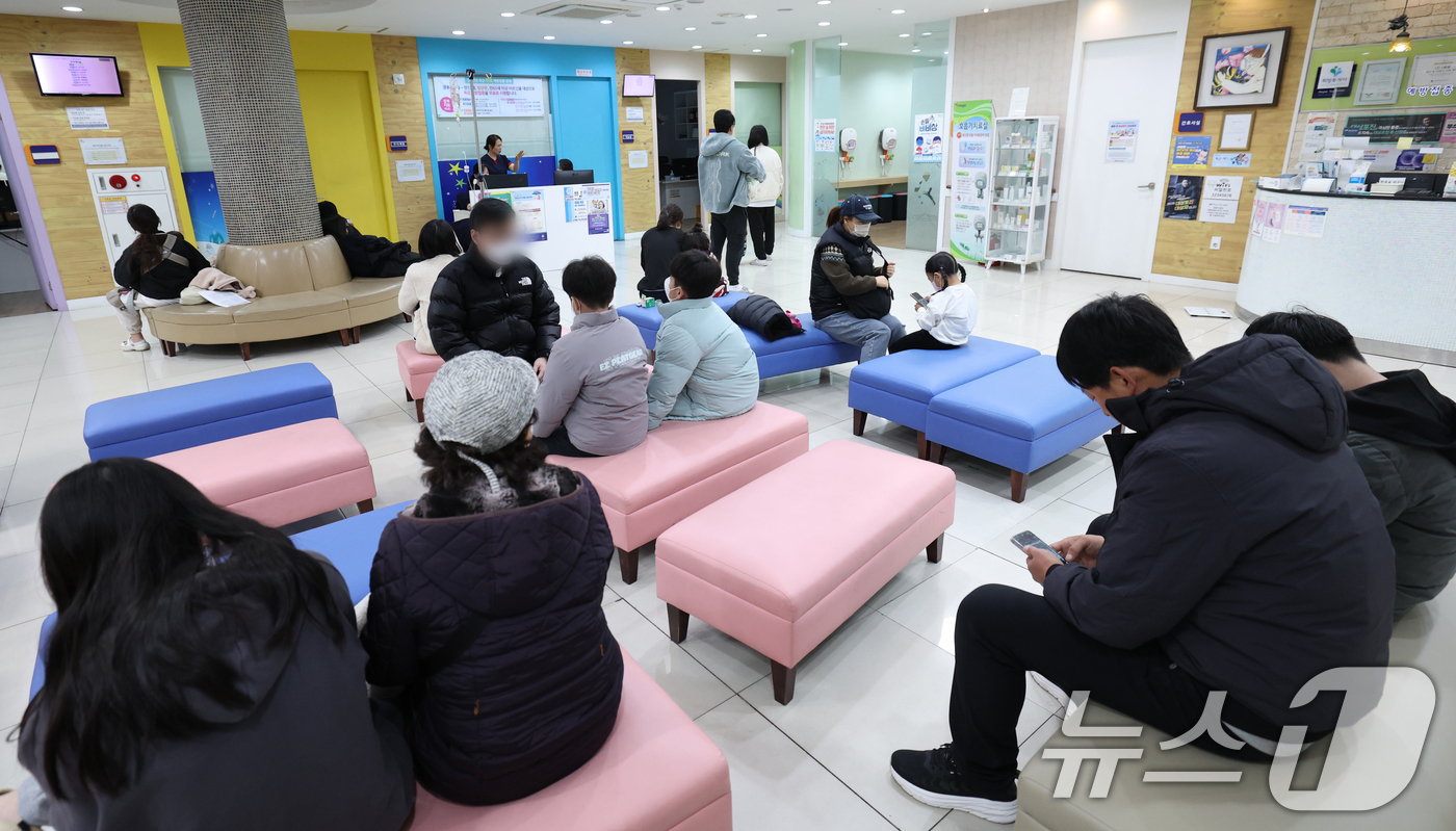 (오산=뉴스1) 김영운 기자 = 독감 환자가 5주 연속 증가하고 있는 가운데 28일 경기 오산시 원동 서울어린이병원을 찾은 환자들이 진료를 기다리고 있다.현재 독감 환자는 지난해 …