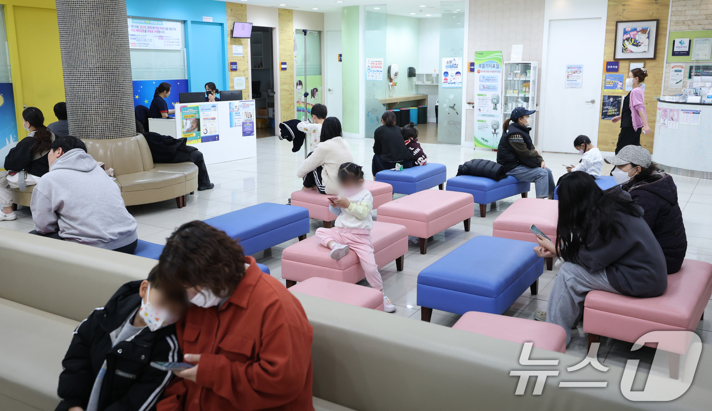 (오산=뉴스1) 김영운 기자 = 독감 환자가 5주 연속 증가하고 있는 가운데 28일 경기 오산시 원동 서울어린이병원을 찾은 환자들이 진료를 기다리고 있다.현재 독감 환자는 지난해 …